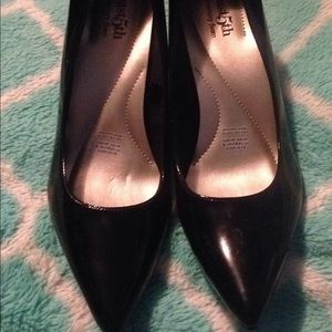 I am sell a good quality pair of high hills